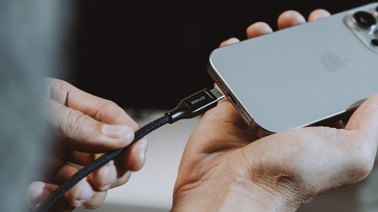 person plugging in Nomad Kevlar cable to phone
