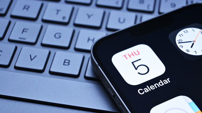 apple calendar app on iphone display over keyboard