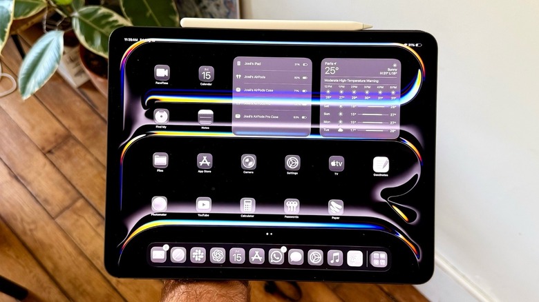 M4 iPad Pro with standard wallpaper and iPadOS 26 Clear icons