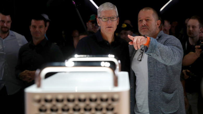Tim Cook and Jony Ive in front of Apple's Mac Pro