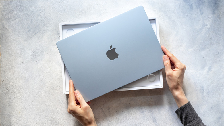unboxing Apple's MacBook Air
