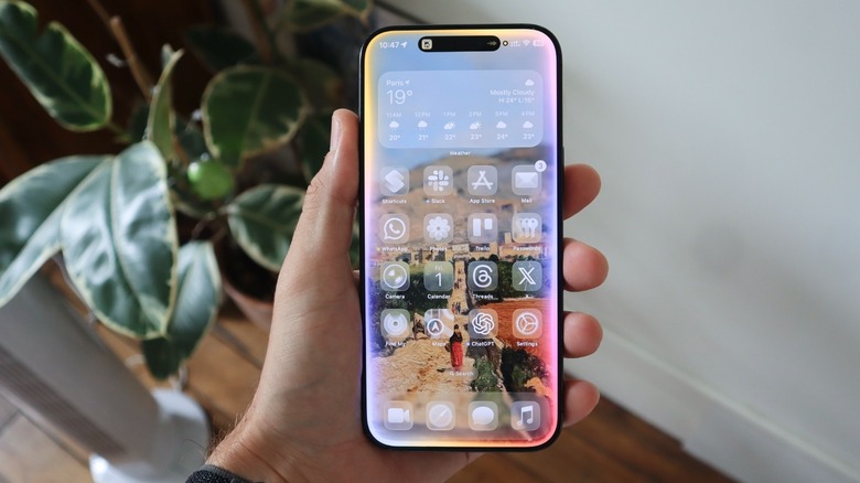 Apple Intelligence's Siri UI on iOS 26 Home Screen