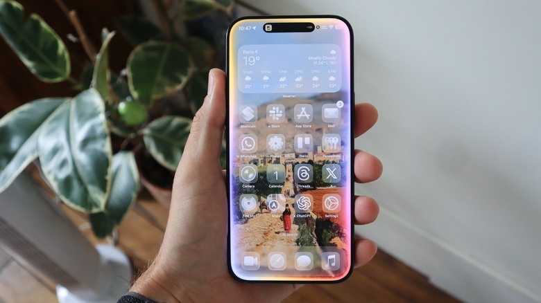 Apple Intelligence's Siri UI on iOS 26 Home Screen