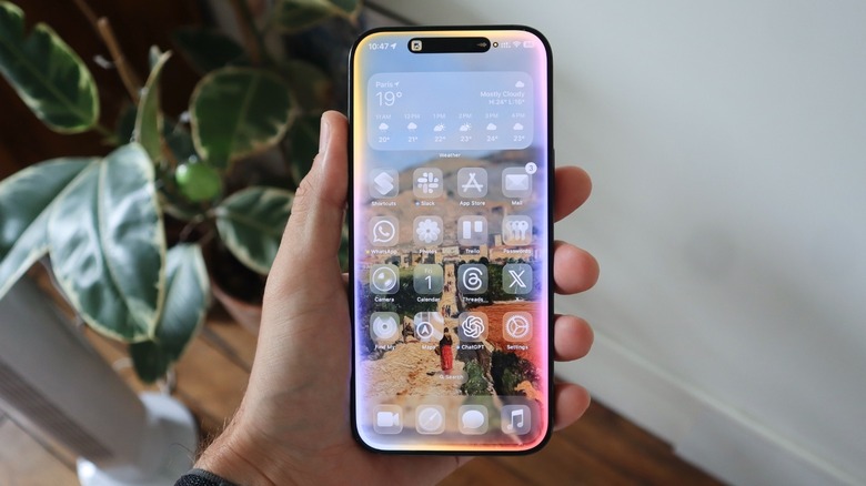 Apple Intelligence's Siri UI on iOS 26 Home Screen