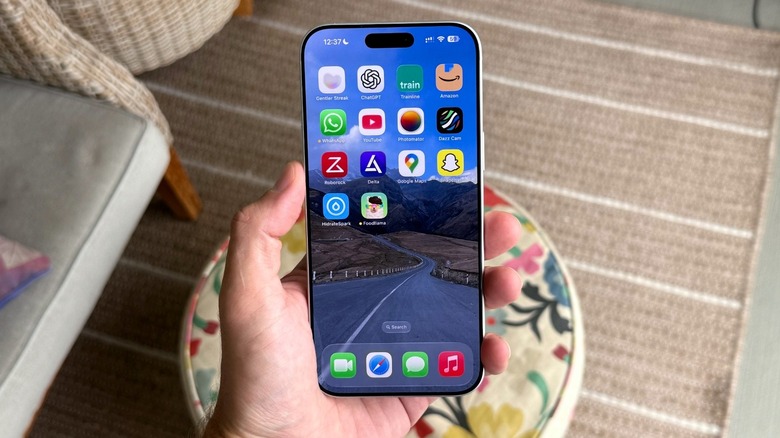 iPhone Home Screen in iOS 26