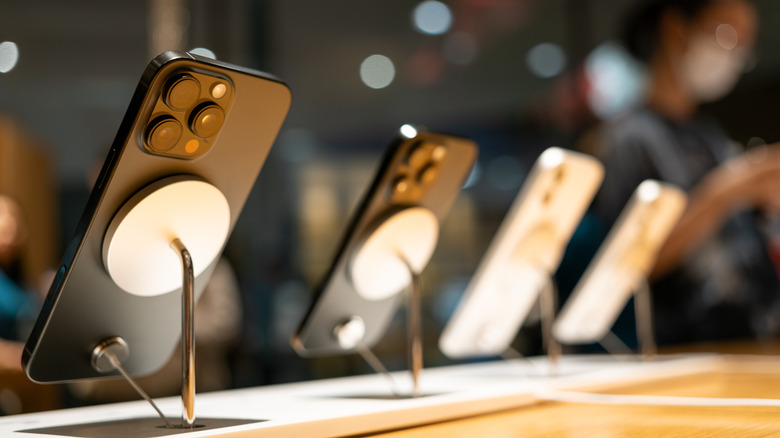 iPhones on MagSafe chargers in Apple retail store