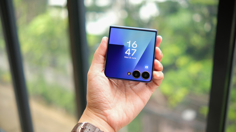 Someone holding a Samsung Galaxy Z Flip folded