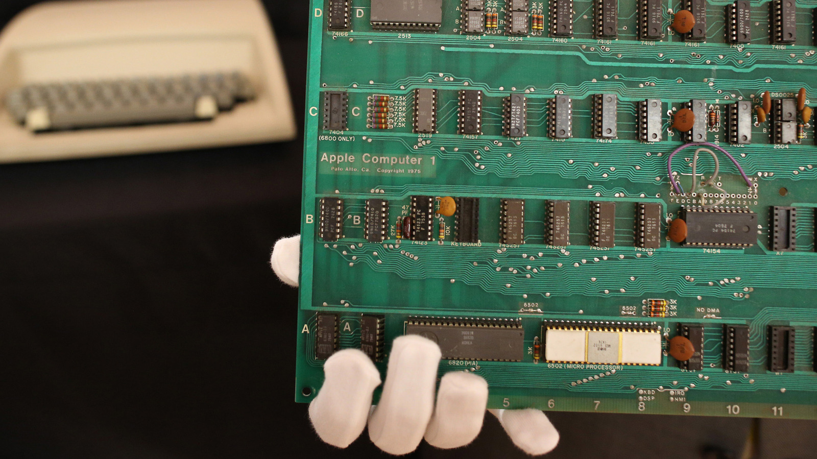 Apple's First Computer In The '70s Made One Clever Design Choice
