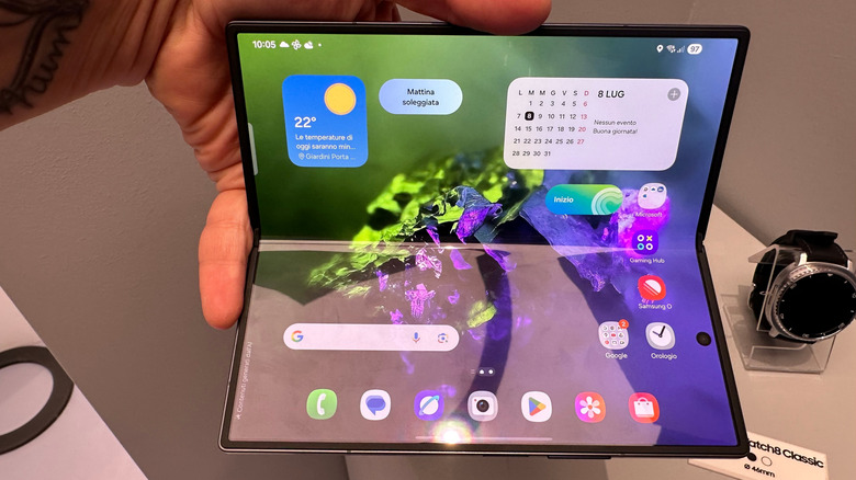 The Galaxy Z Fold 7 design: Hole-punch selfie camera.