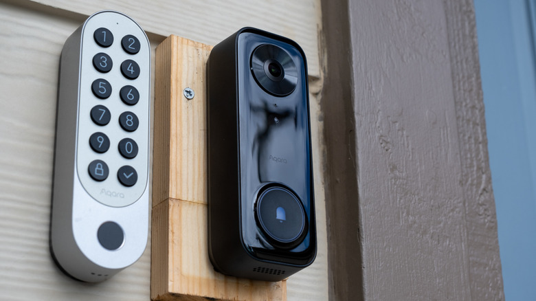 Black Aqara Camera Doorbell G400 near a door