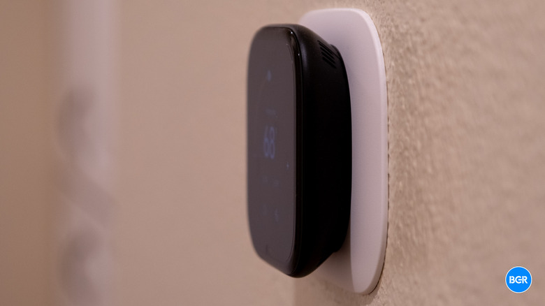 Side of the Aqara Thermostat Hub W200