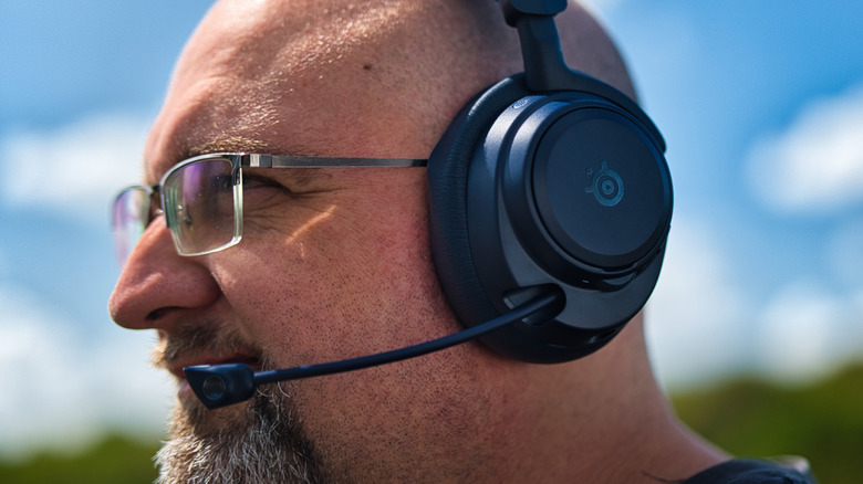 Reviewer James Bruce wearing the Arctis Pro Omni with microphone pulled out for us