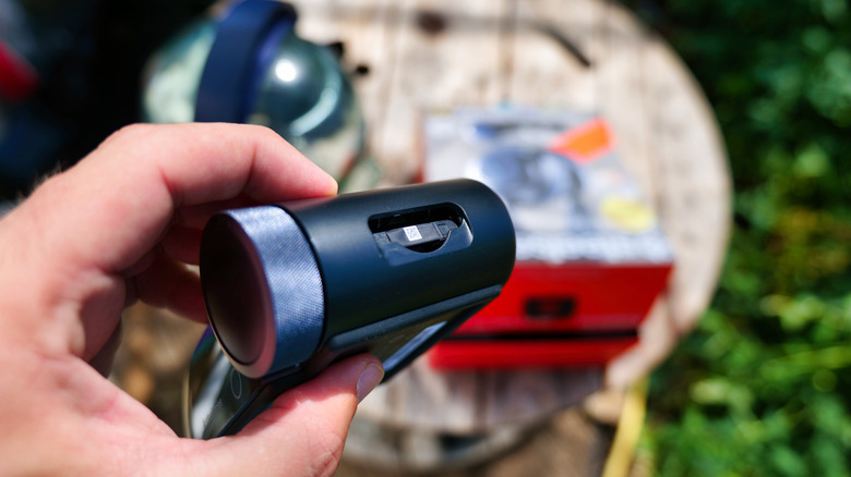 Battery charging slot of the Arctis Pro Omni GameHub