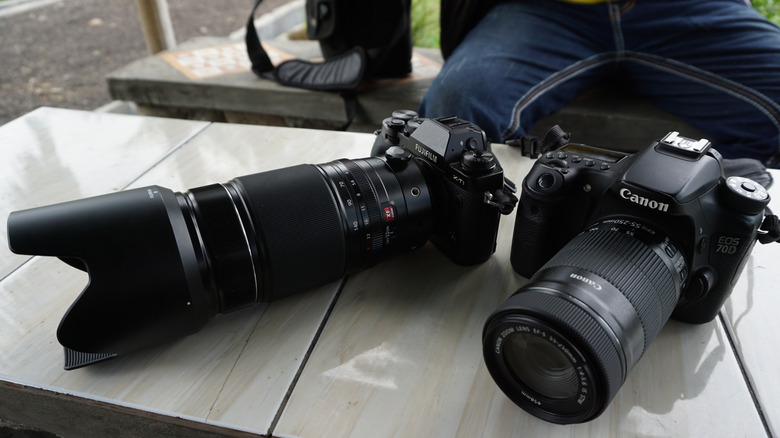 Mirorless and DSLR camera shown side by side.