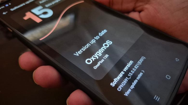 A splash screen for OxygenOS 15 on a OnePlus phone.