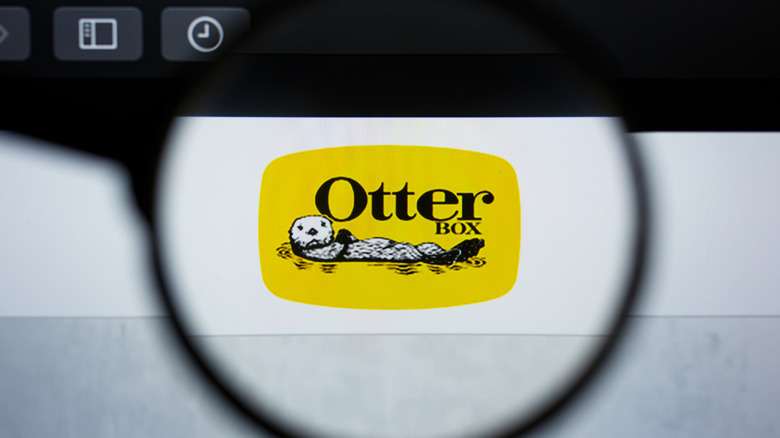 A lens zooming in on the OtterBox logo on a computer screen