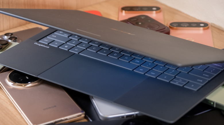 Asus Googlebook 14 closed