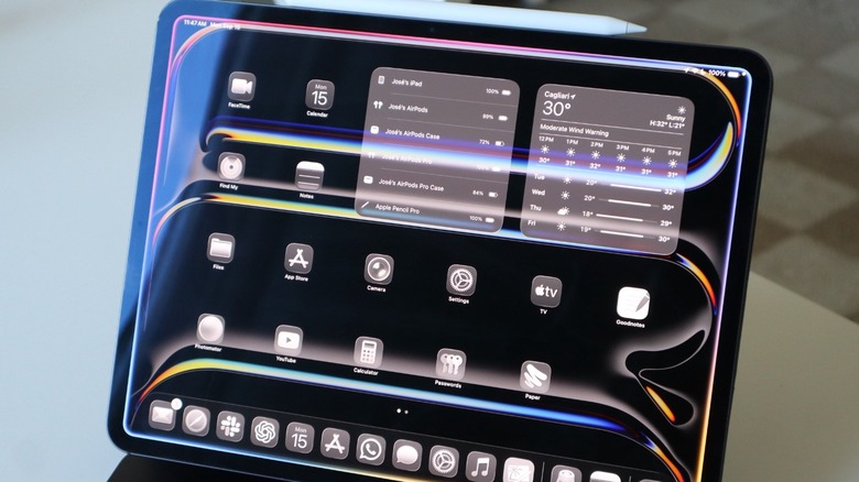 iPad Pro's Home Screen running iPadOS 26