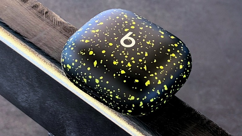 Powerbeats Pro 2 Nike Edition charging case