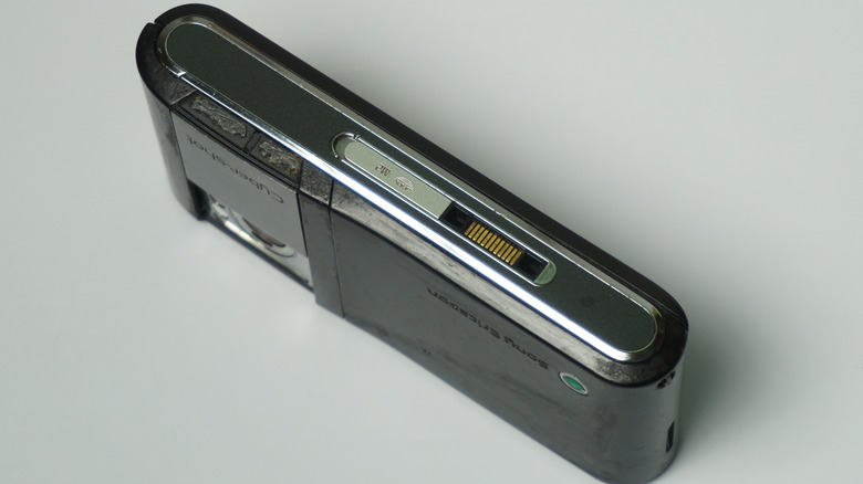 Sony Ericsson C905 on white table with FastPort on the side