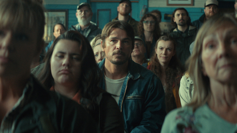 Josh Hartnett a crowd in Below