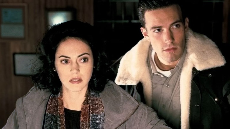 Lisa (Rose McGowan) sitting next to Sheriff Bryce (Ben Affleck) in 