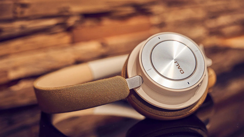 Dali IO-8 lying on a table