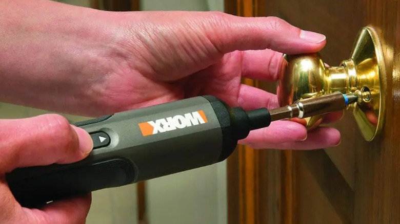Screwing door handle with an electric screwdriver