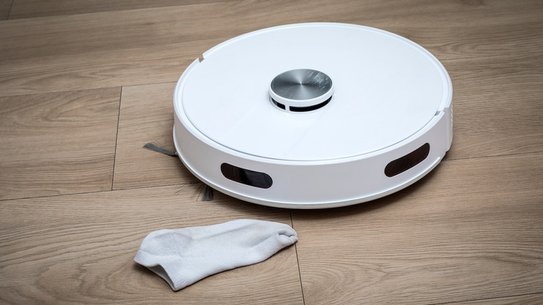 A diagram showing how LiDAR works by timing how long a pulse of light takes to reflect and return to the vacuum.
