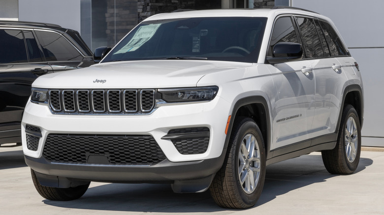 A white 2025 Jeep Cherokee at a dealership
