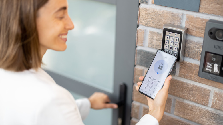 Unlocking a door with a smartphone and smart lock