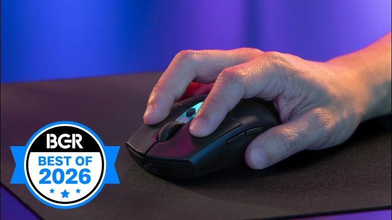 Person using a Logitech G305 X SUPERLIGHT mouse on a mousepad