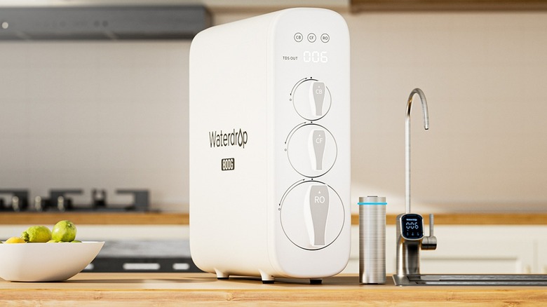 Waterdrop Filter's G3P800 Undersink RO System sitting on a counter