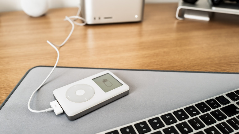 2nd Gen iPod being charged by an Apple Mac Studio computer