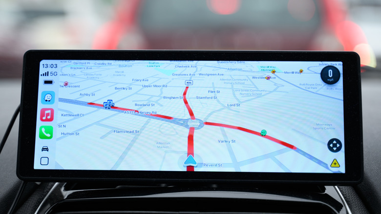 Apple CarPlay: Running Waze navigation over a 5G connection.