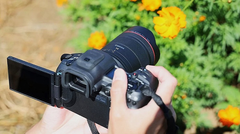 Canon hybrid lens rf14mm-f1-4-l-vcm attached to a camera.