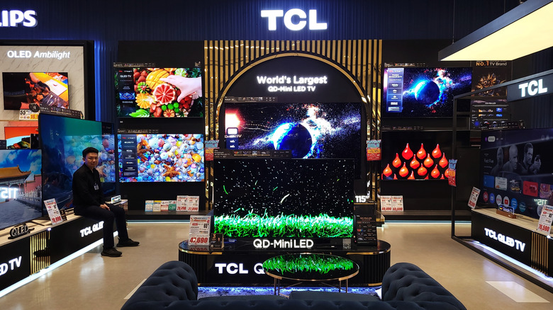 TCL QD-Mini-LED TV and retail demonstration with modern TVs.