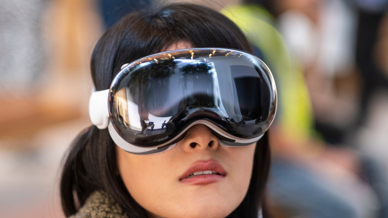 A customer trying on the Vision Pro.