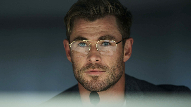 Steve Abnesti (Chris Hemsworth) wearing glasses in 