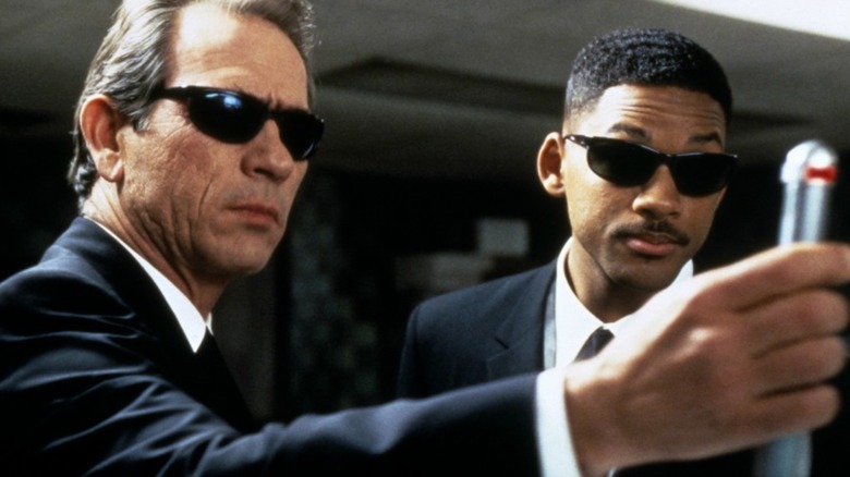 K (Tommy Lee Jones) and J (WIll Smith) using a neuralizer in Men in Black