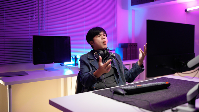 A gamer reacting angrily to the screen