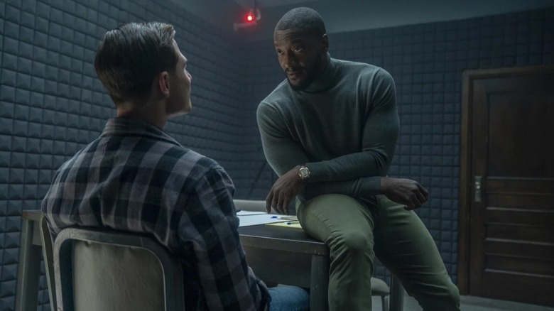 Aldis Hodge as Alex Cross interrogating a suspect in a series screenshot.