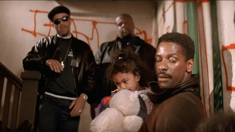 An exhausted Nick Styles (Denzel Washington) holding his daughter in front of Odessa and one of his men in Ricochet