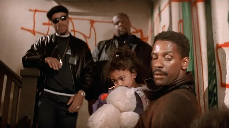 An exhausted Nick Styles (Denzel Washington) holding his daughter in front of Odessa and one of his men in Ricochet