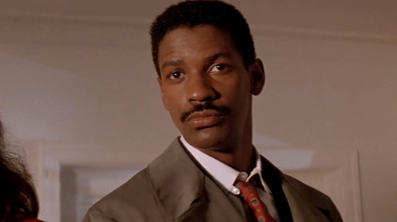 Nick Styles (Denzel Washington) in a suit, looking sharp in Ricochet