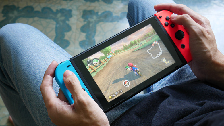 Someone playing 'Mario Kart 8 Deluxe' on the Nintendo Switch