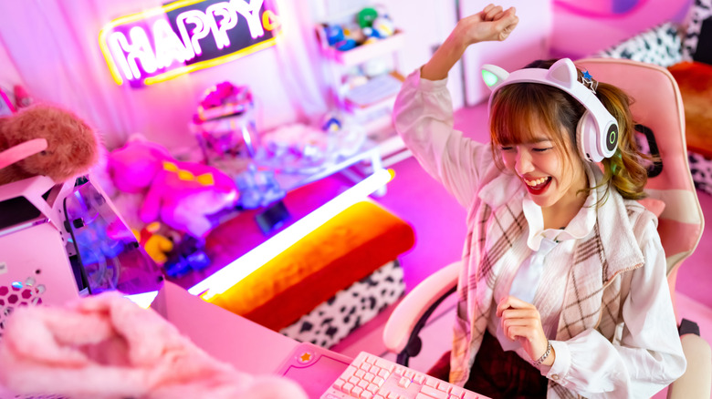 woman on a gaming pc