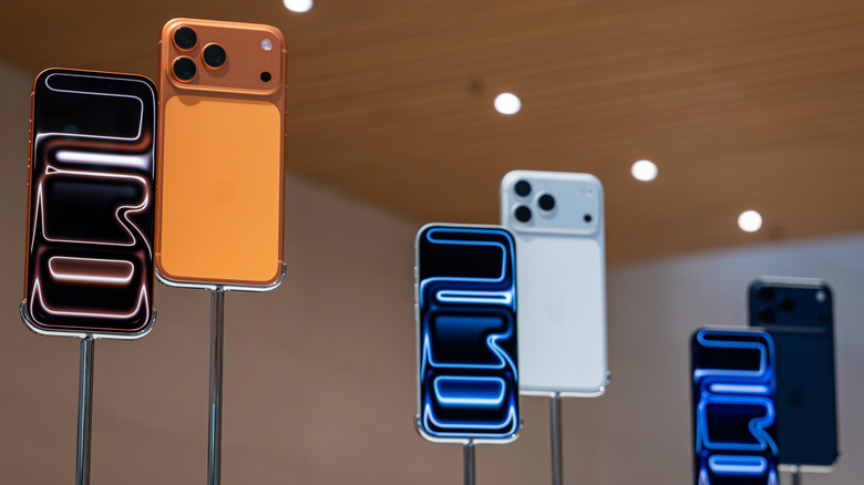 The iPhone 17 Pro and iPhone 17 Pro Max on display in a store.