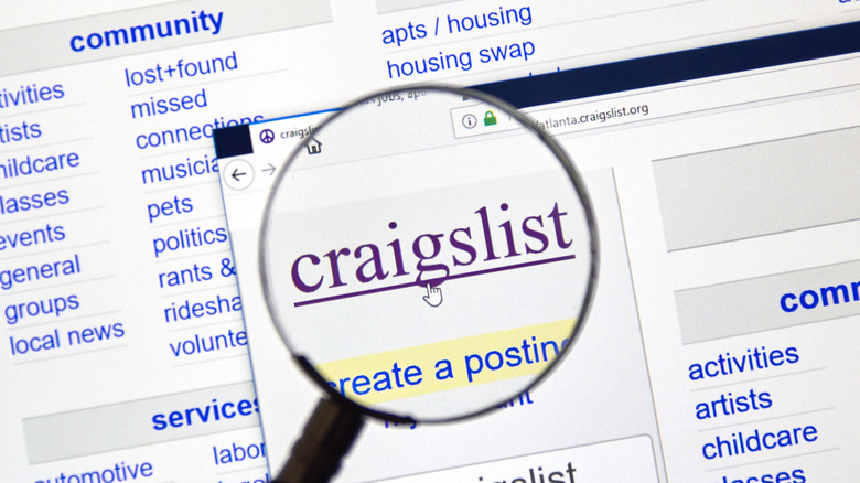 A magnifying glass being used to zoom in on a craigslist link on a monitor