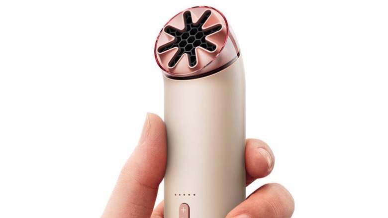 The HushJet Mini Cool in hand